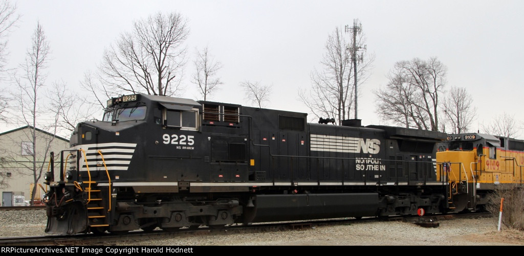 NS 9225 leads train 84J down the yard lead at Aycock